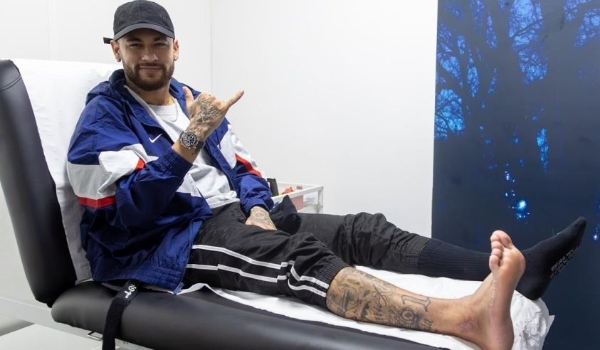 Neymar viaja para Barcelona e comemora título com ex-companheiros