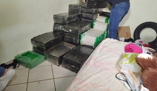 Casal é preso com 1,7 tonelada de maconha em residência e picape