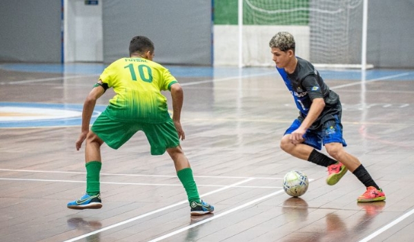 Curso gratuito de treinamento de futsal chega a Ribas do Rio Pardo no fim de semana