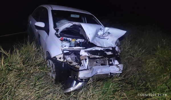 Homem morre em colisão entre van e carro oficial