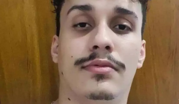 Jovem morre após bater moto em carreta estacionada