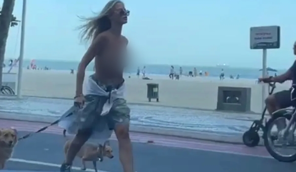 Mulher caminha na orla da praia de topless e é detida em Balneário Camboriú