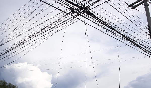 Concessionária ignora problema de fios soltos em investigação do MP