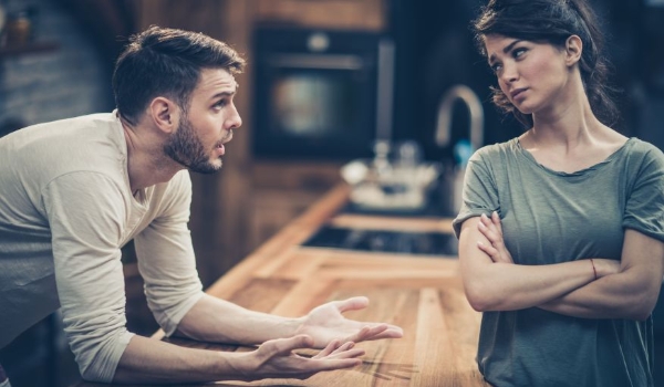 Mulher flagra marido e mãe juntos na cama e descobre duas décadas de traição