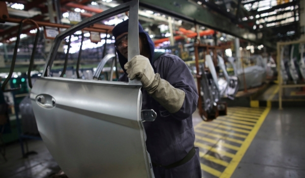 Montadoras não vão baixar preço nem tecnologia para voltar com carro popular, diz especialista