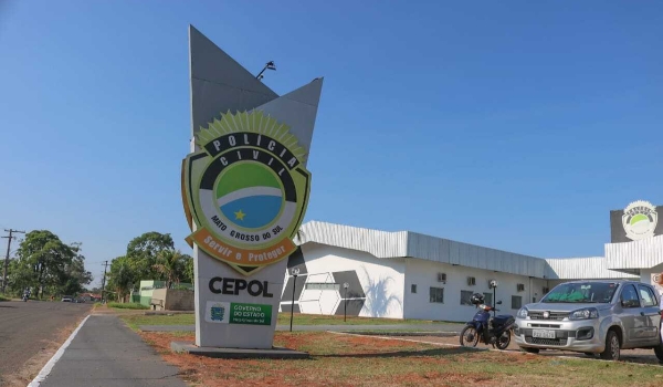 Com revólver falso, adolescentes roubam carro de fisioterapeuta