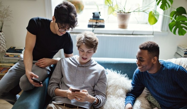 Como ajudar os adolescentes a lidar com as redes sociais com segurança