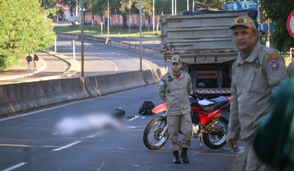 Motociclista morre atropelado por caminhão
