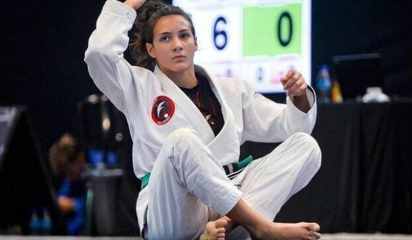 Multicampeã, lutadora de 16 anos se prepara para competição internacional