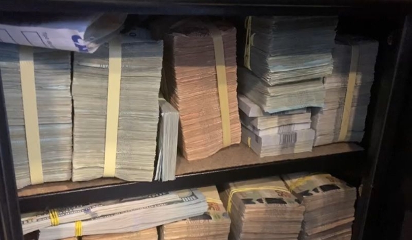 PF encontra cofre e mala “entupidos” de dinheiro em operação sobre kits de robótica