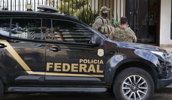 PF faz operação contra grupo neonazista que teria induzido autor de ataque em escola em Aracruz