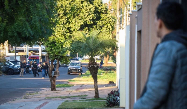 Alvos de violência, moradores comemoram operação em condomínio invadido