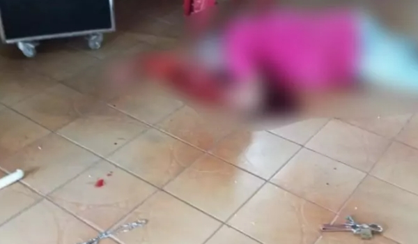 Homem que matou pai em bar se apresenta à polícia e alega legítima defesa