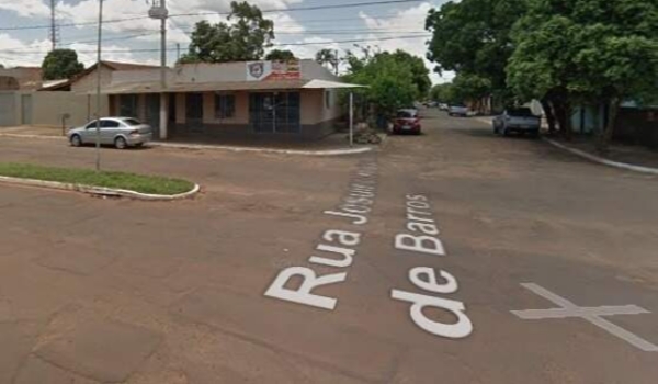 Surpreendido na frente de casa, rapaz é assassinado a facadas