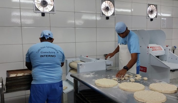 Pães confeccionados no Centro Penal beneficiam pacientes em tratamento contra o câncer no HU