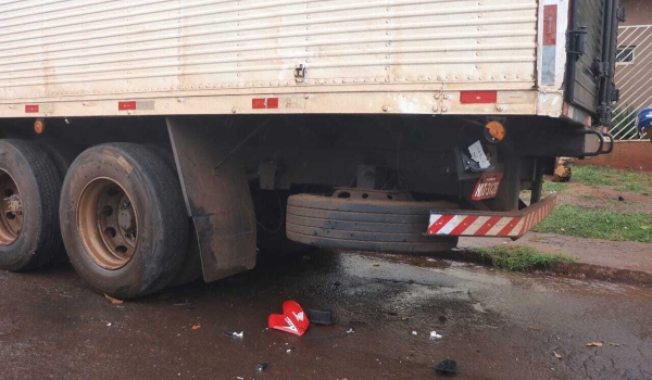 Jovem é intubado após colidir motocicleta em traseira de caminhão