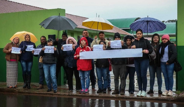Grupo se manifesta em defesa de diretores de escola suspeitos de assédio moral