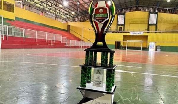 Taça da Copa Comércio de Futsal já está no ginásio de esportes Tulio Loureiro em Bela Vista MS