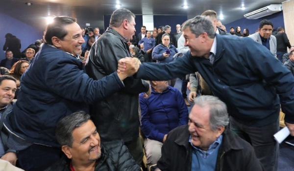 Prefeitos dizem que entrega de maquinários vai melhorar produção e aumentar renda do agricultor familiar