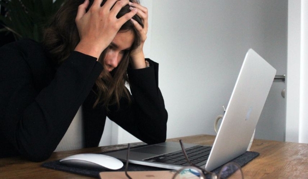 Falar mal da empresa nas redes sociais pode levar a demissão por justa causa; entenda