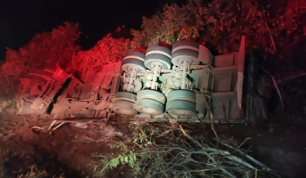 Caminhão fica destruído após tombar na MS-338 e motorista sai ileso