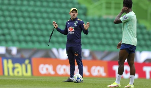 Ainda com treinador interino, Brasil enfrenta Senegal em amistoso