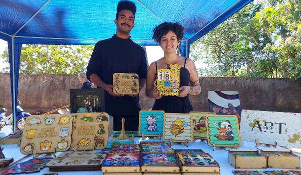 Cansado do básico, casal usa laser para criar até calendário pantaneiro