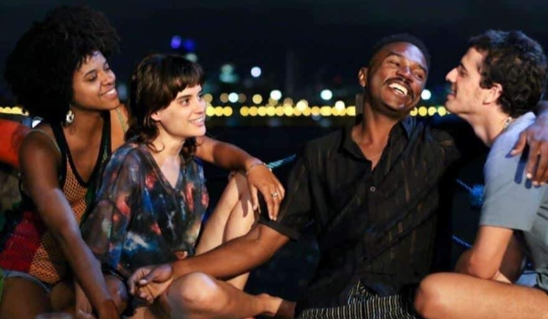 Cineclube realiza sessão gratuita de filme nacional em quintal de casa