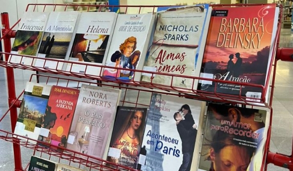 Biblioteca Pública Estadual tem exposição de romances clássicos e contemporâneos para aquecer os corações