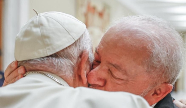 Lula troca abraços com papa Francisco durante visita ao Vaticano