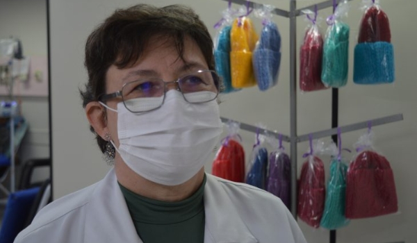 No inverno, médica do HRMS produz toucas crochê para pacientes em quimioterapia