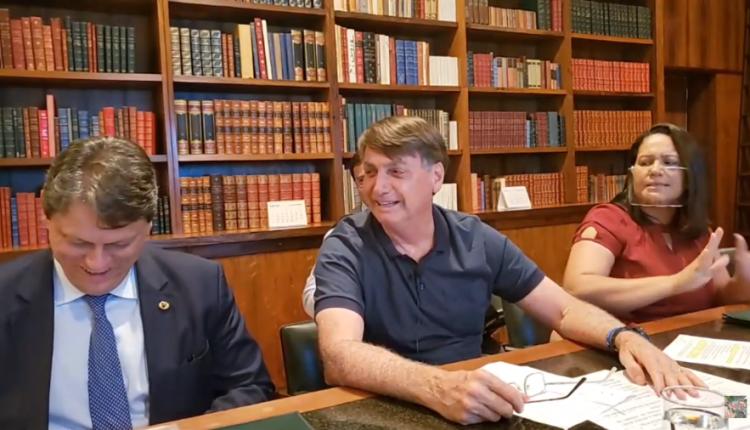 Após Covid-19, Bolsonaro diz estar com “mofo no pulmão”