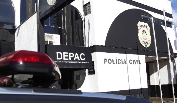 Ao sair de banco, homem é sequestrado por trio e foge de cárcere pelo telhado