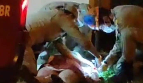 Mulher é baleada ao reagir a assalto e impedir que bandidos levem moto