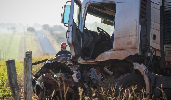 Colisão frontal entre carro e caminhão mata 2 mulheres na saída para Três Lagoas