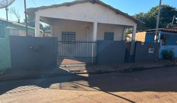 Homem é morto a facadas pelo namorado da ex-mulher ao invadir casa