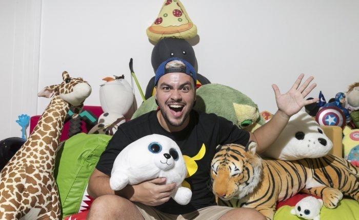 Luccas Neto envia um caminhão cheio de brinquedos para hospital