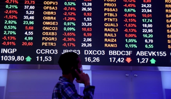 Dólar abre em alta, mas se mantém abaixo dos R$ 4,80