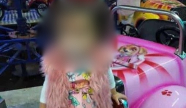 Criança morre após ser atingida por televisão enquanto brincava