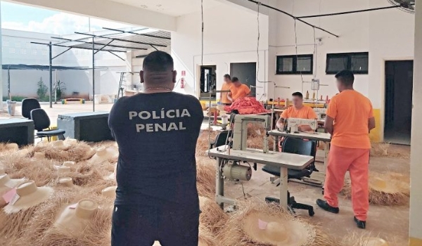 Reeducandos de Campo Grande aprendem nova profissão produzindo chapéus