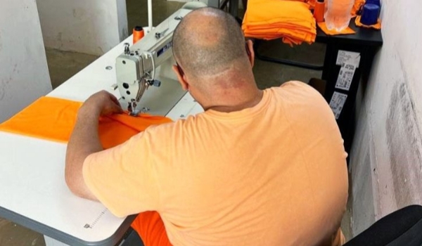 Internos da Penitenciária da Gameleira I recebem uniformes confeccionados no próprio presídio