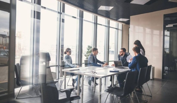 Imagem: Shutterstock | UfaBizPhoto - O que é educação corporativa?