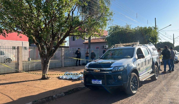 A golpes de faca, homem é morto e encontrado na calçada de casa