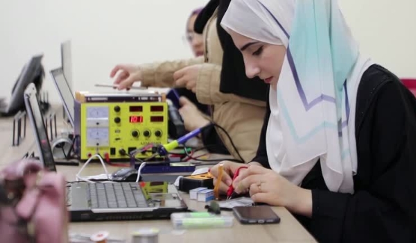 Em Gaza, mulher se especializa em conserto de celulares para evitar que homens acessem seus dados