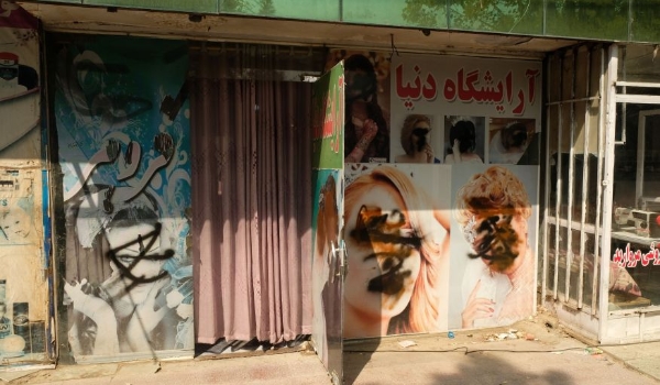 Talibã agrava miséria das mulheres no Afeganistão ao fechar todos os salões de beleza