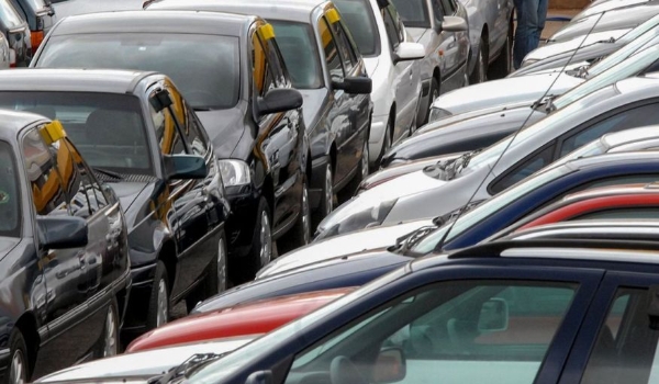 Incentivo do governo “mexeu com o mercado”, mas juros ainda pesam na compra do carro novo, diz especialista