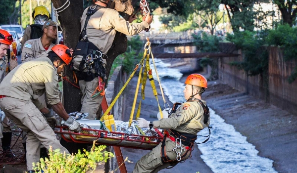 Mulher cai em córrego e é socorrida com sangramento na cabeça