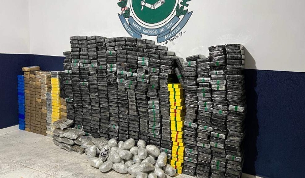 Dupla abandona camionete carregada com R$ 2 milhões em drogas