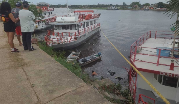 Durante bebedeira, homem pega caminhonete e cai no Rio Paraguai