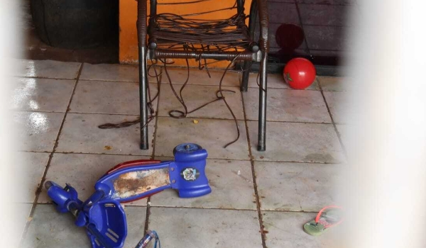 Bebê e crianças são resgatados de casa em condições “desumanas”; mãe foi presa